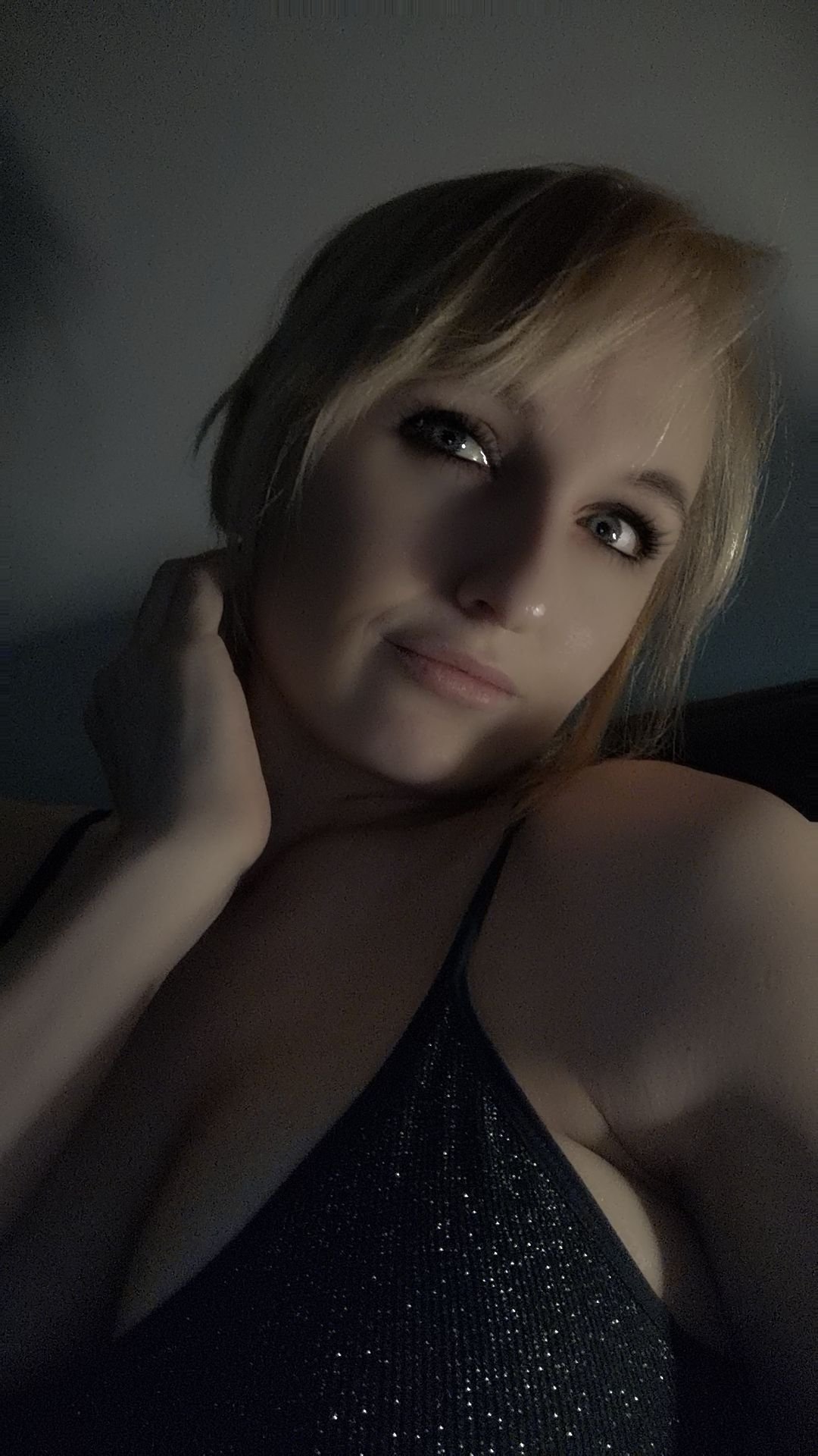Blondes Girl gibt dir den Schlüssel für Onlyfans