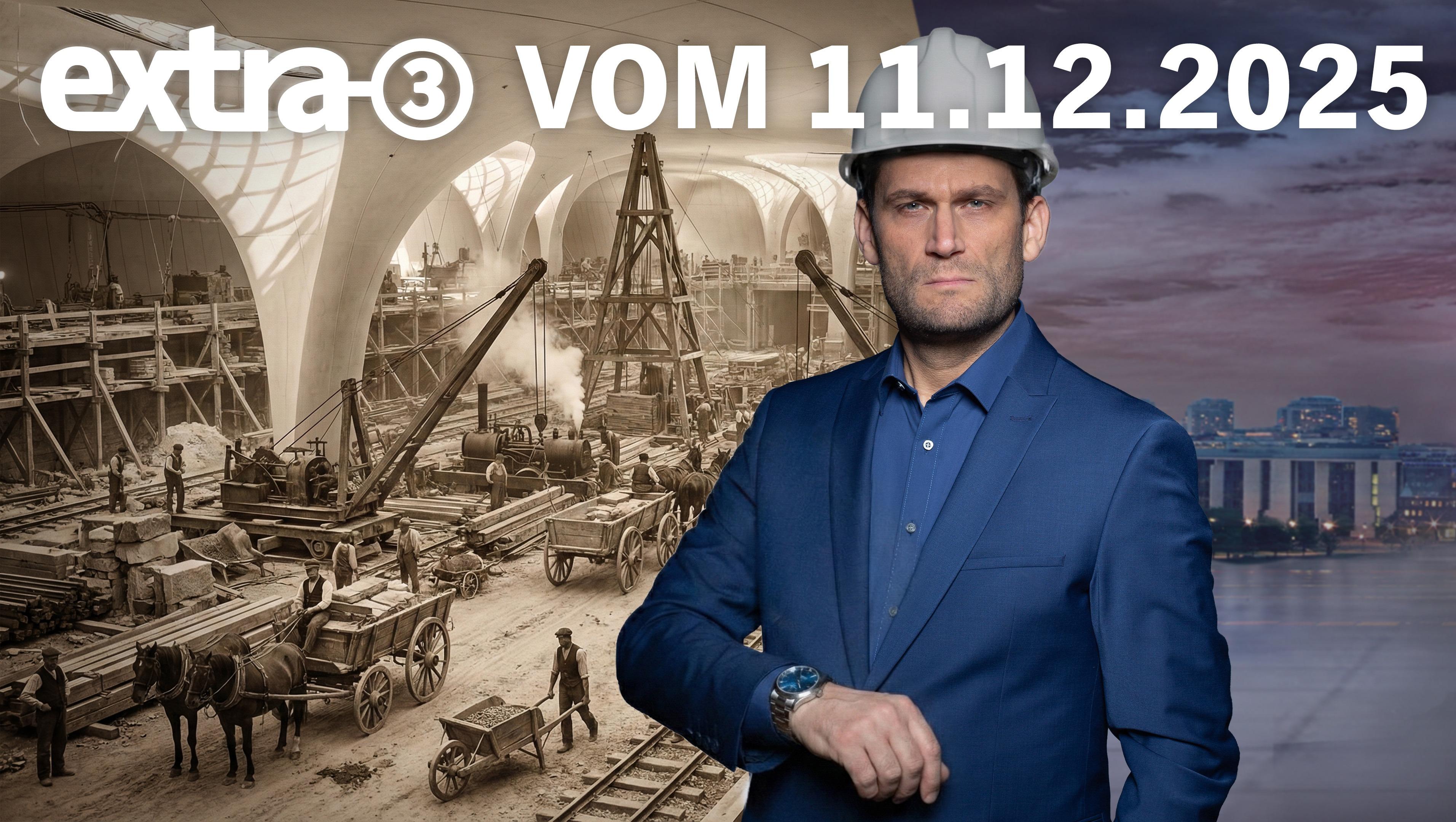Der Mdoerator Christian Ehring mit Bauhelm vor einer Baustelle, die Stuttgart 21 im Mittelalter zeig