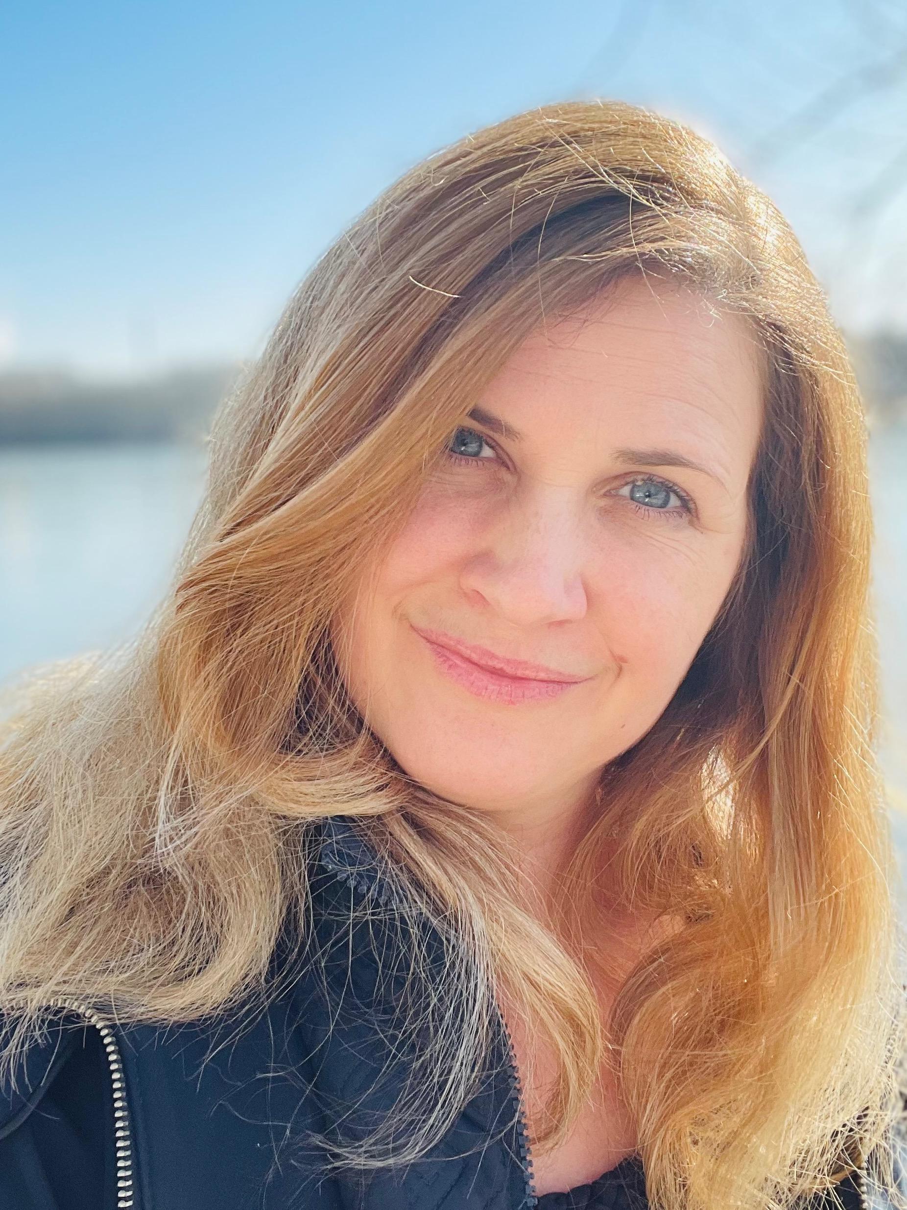 Frau entspannt, Schauspielerin am Wasser