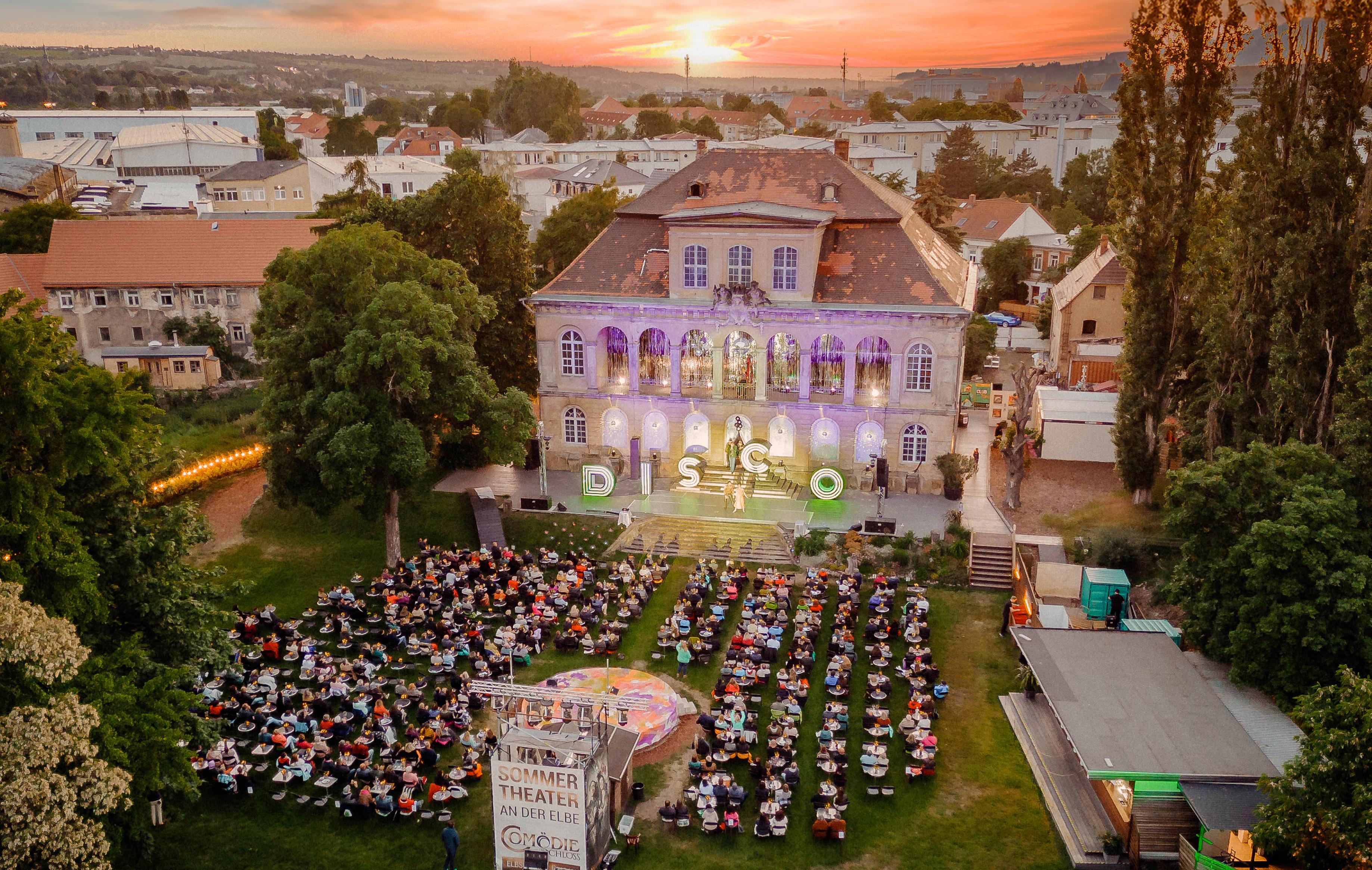 Open Air Sommertheater direkt an der Elbe – ausverkaufte Vorstellung am Elbschloss Übigau